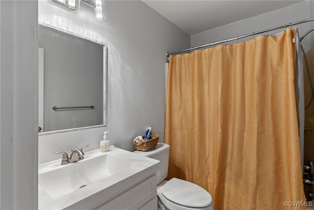 full bath with vanity, curtained shower, and toilet