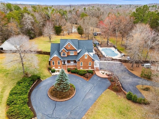 birds eye view of property featuring a forest view