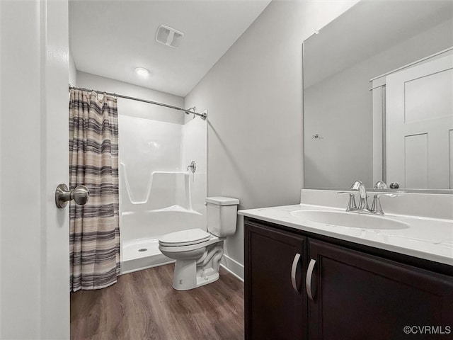 full bath featuring visible vents, toilet, wood finished floors, a shower with shower curtain, and vanity