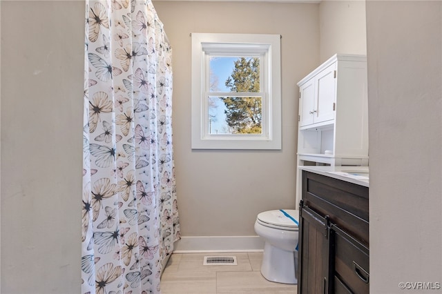 bathroom featuring visible vents, toilet, curtained shower, baseboards, and vanity