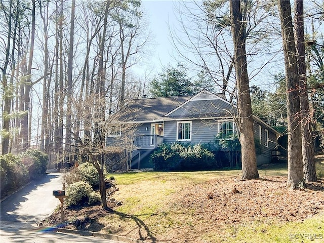 view of front facade featuring a front lawn