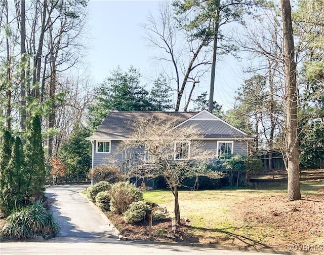 view of front of home with driveway and a front lawn