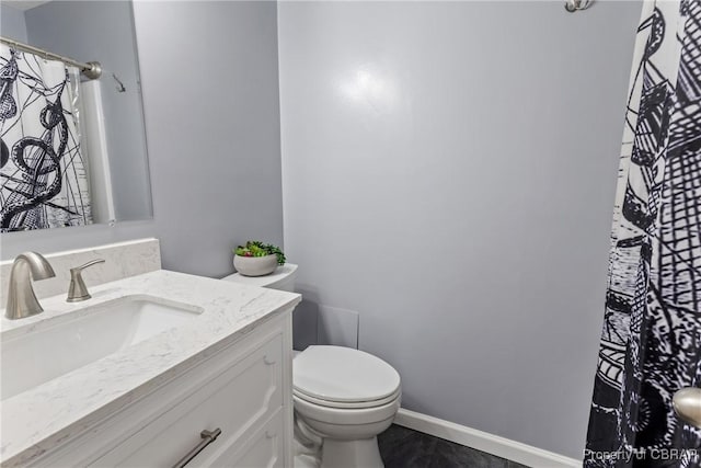 full bathroom featuring a shower with curtain, baseboards, toilet, and vanity