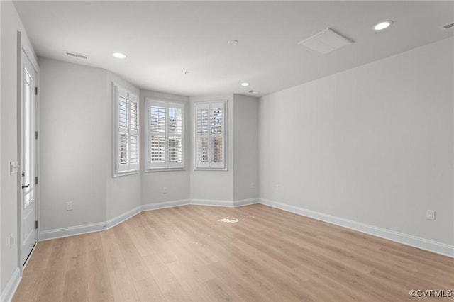 empty room featuring visible vents, recessed lighting, light wood-type flooring, and baseboards