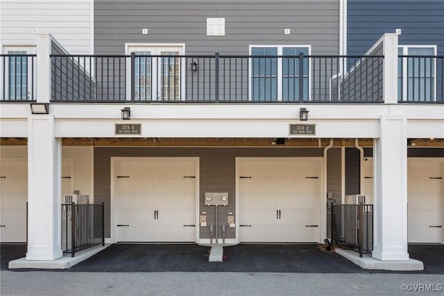 property entrance with driveway