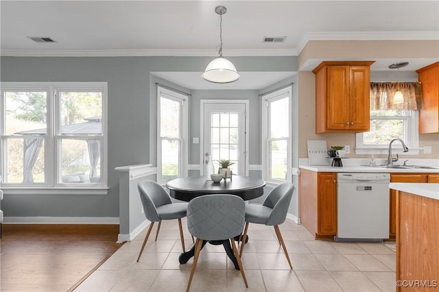 dining space featuring visible vents and a healthy amount of sunlight