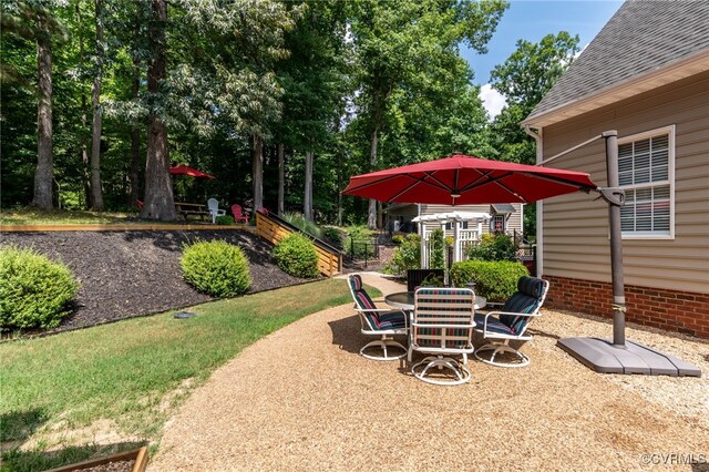 view of yard featuring a patio