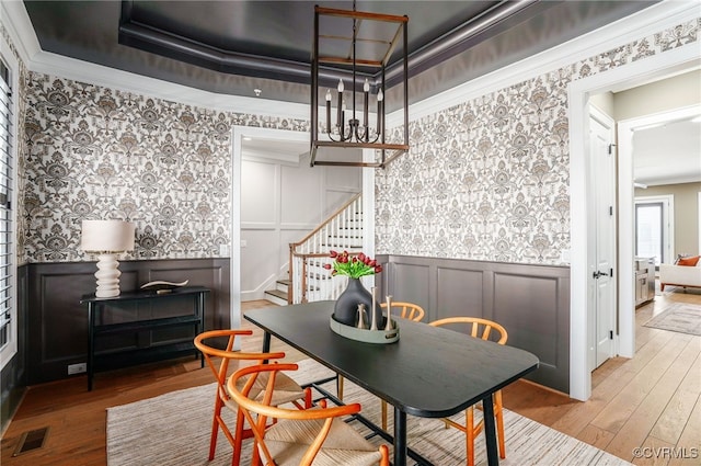 dining area with visible vents and wallpapered walls