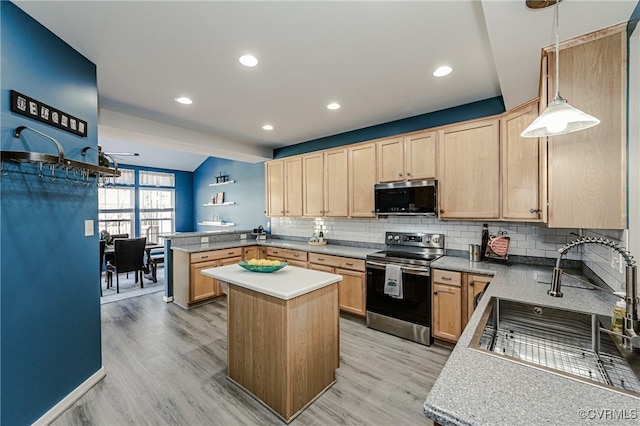 kitchen featuring stainless steel appliances, light wood-style floors, a peninsula, and light brown cabinets