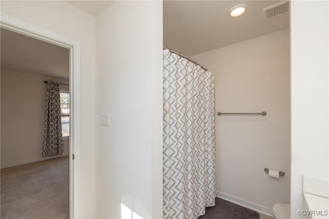 full bathroom with a shower with curtain, visible vents, baseboards, recessed lighting, and toilet