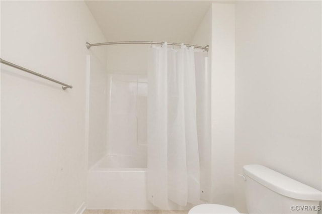 full bath featuring shower / bath combination with curtain and toilet