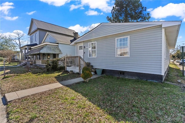 view of front of property featuring a front lawn and fence