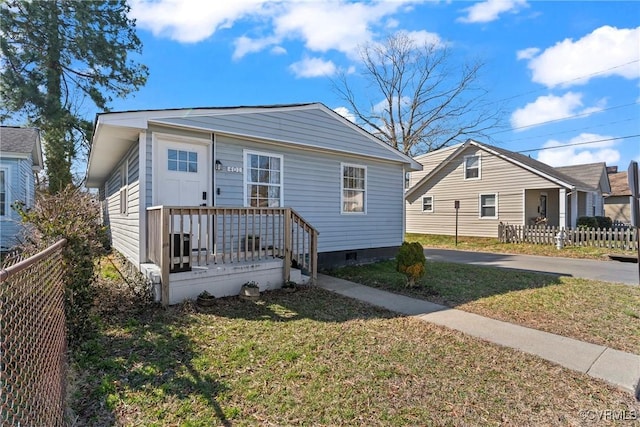 401 Hunt Ave, Richmond, VA 23222 - bungalow with crawl space, fence, and a front lawn