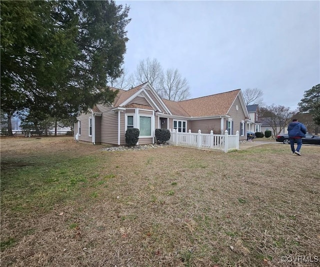 view of front of home featuring a front yard