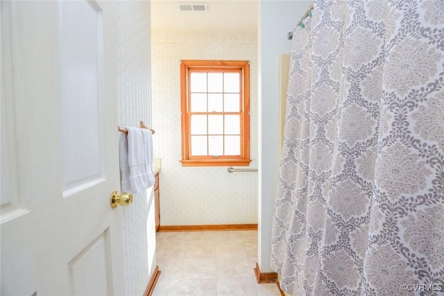 full bath with visible vents, curtained shower, wallpapered walls, and baseboards