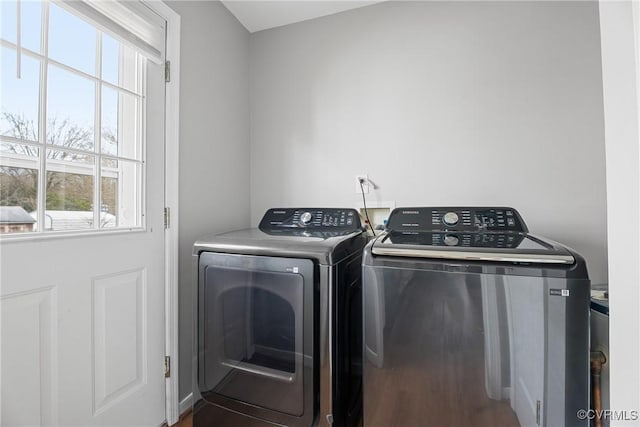 laundry room with laundry area and washing machine and dryer