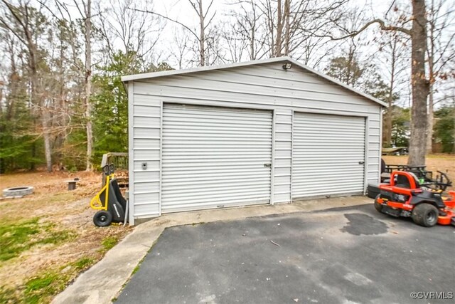 view of detached garage