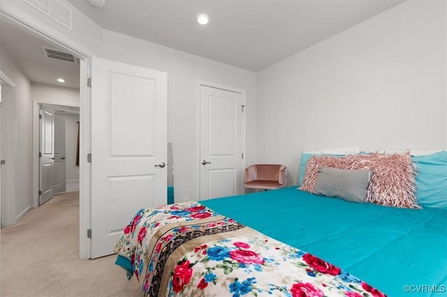 bedroom with light carpet, visible vents, and recessed lighting