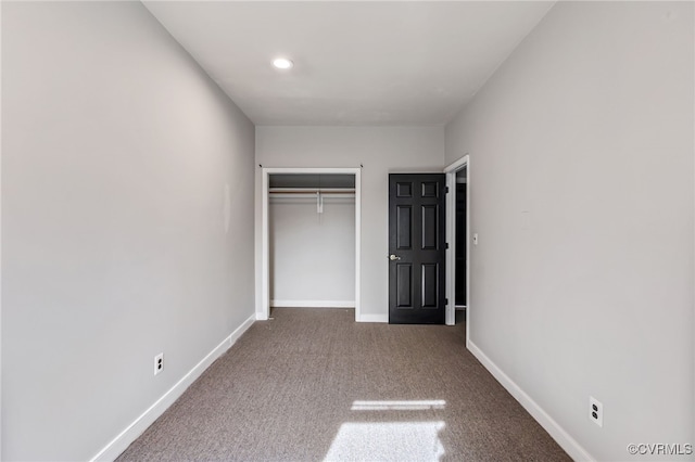 unfurnished bedroom featuring recessed lighting, a closet, baseboards, and carpet