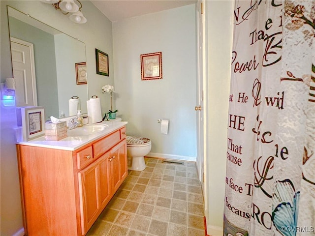 full bath featuring vanity, curtained shower, toilet, and baseboards