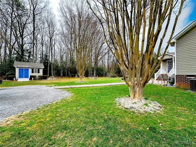 view of yard with an outdoor structure