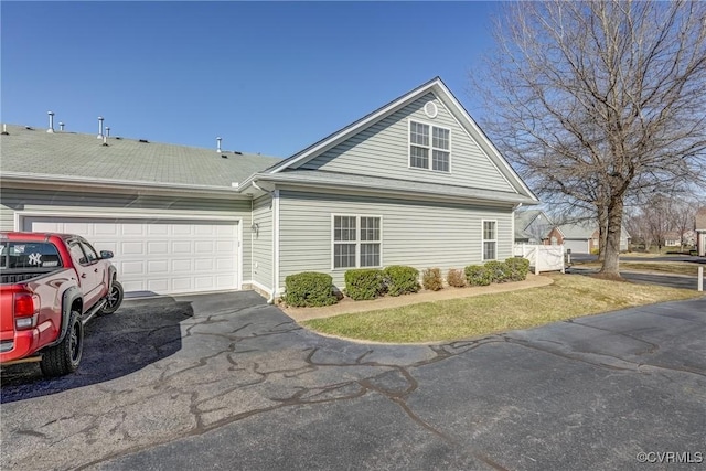 view of front facade featuring an attached garage and driveway