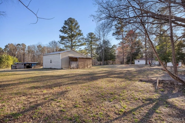 view of yard with an outbuilding