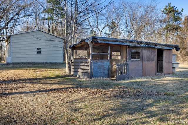 view of outdoor structure featuring an outbuilding