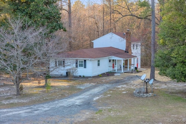 view of front of house featuring covered porch and driveway