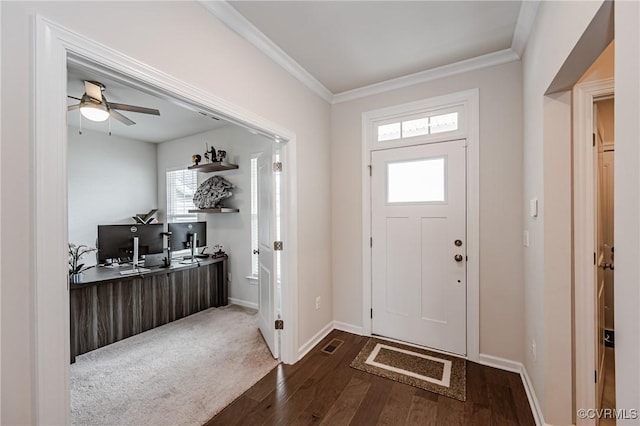 foyer entrance featuring dark wood-style floors, a ceiling fan, crown molding, and baseboards