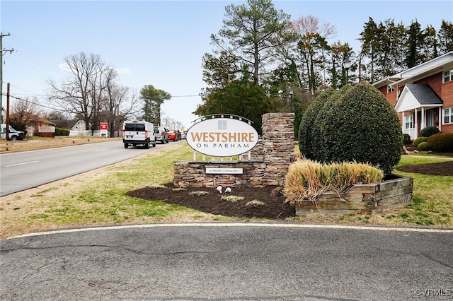 community sign with a lawn