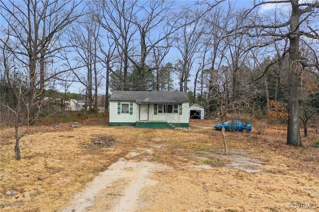 view of front of house with driveway