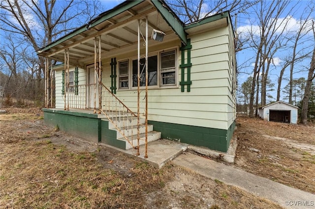 view of front of property featuring crawl space and an outdoor structure