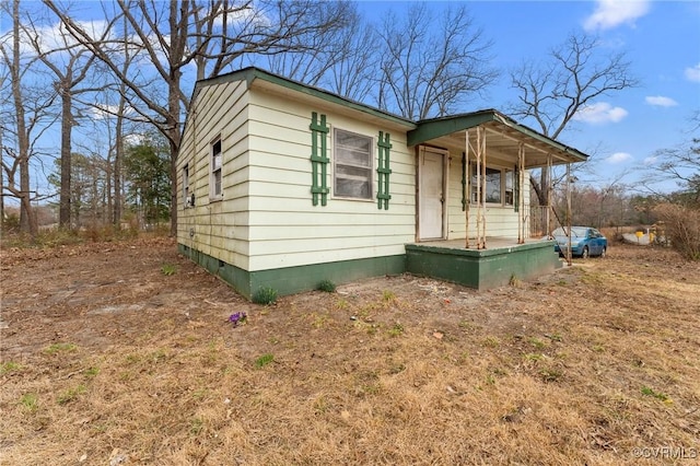 view of front facade featuring a porch and crawl space