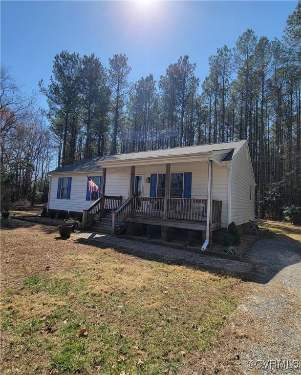 view of front of home featuring a porch and a front yard