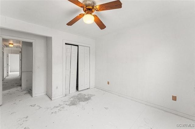 unfurnished bedroom featuring a ceiling fan, a closet, concrete floors, and baseboards