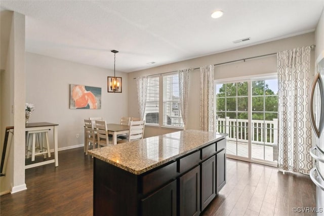 kitchen featuring an inviting chandelier, visible vents, dark wood-style flooring, and baseboards