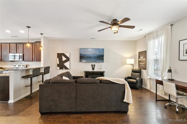 living room with visible vents, dark wood-type flooring, baseboards, ceiling fan, and recessed lighting