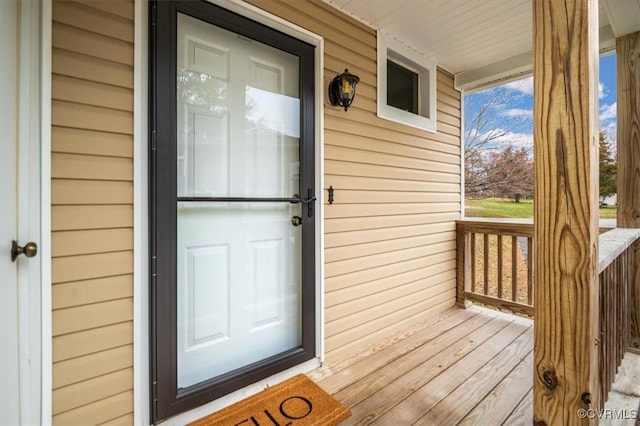 property entrance featuring a porch