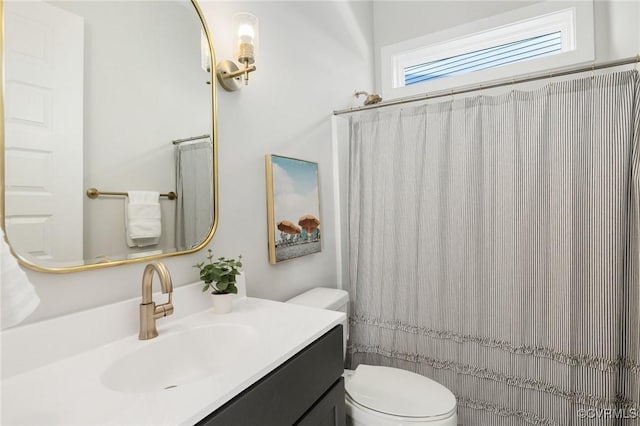 full bathroom featuring vanity, toilet, and a shower with curtain