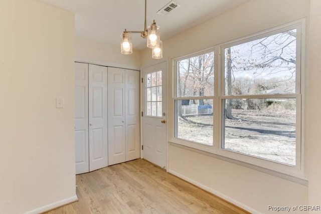 entryway featuring visible vents, baseboards, and light wood-style floors