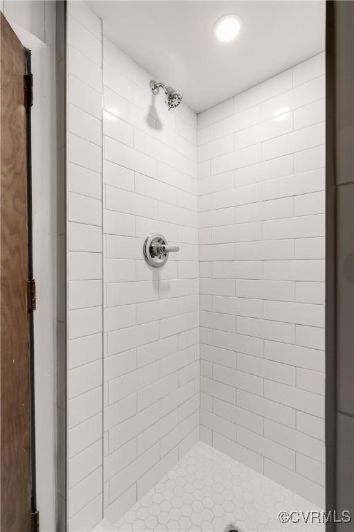 full bathroom featuring a stall shower