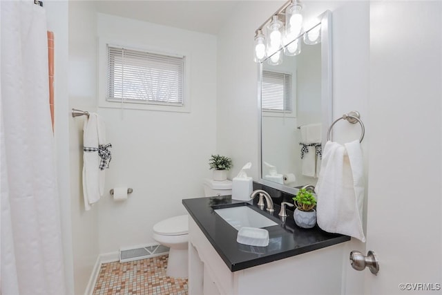 full bath with visible vents, toilet, curtained shower, baseboards, and vanity