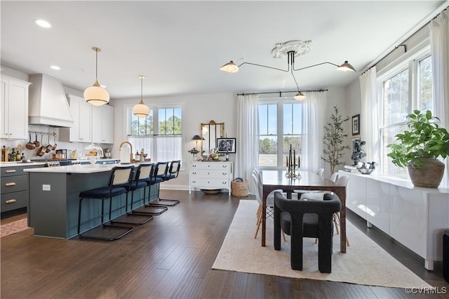 dining space featuring recessed lighting, dark wood-style floors, and baseboards