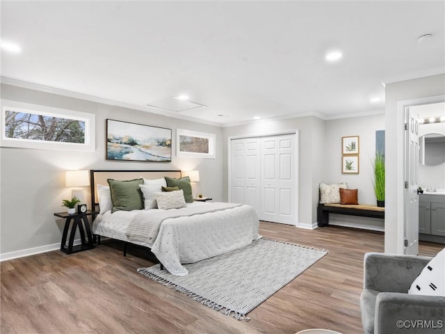 bedroom featuring wood finished floors, baseboards, recessed lighting, a closet, and crown molding