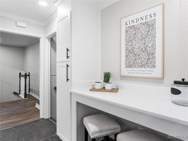 bathroom featuring ornamental molding