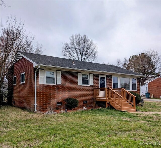 ranch-style home featuring crawl space, brick siding, and a front lawn