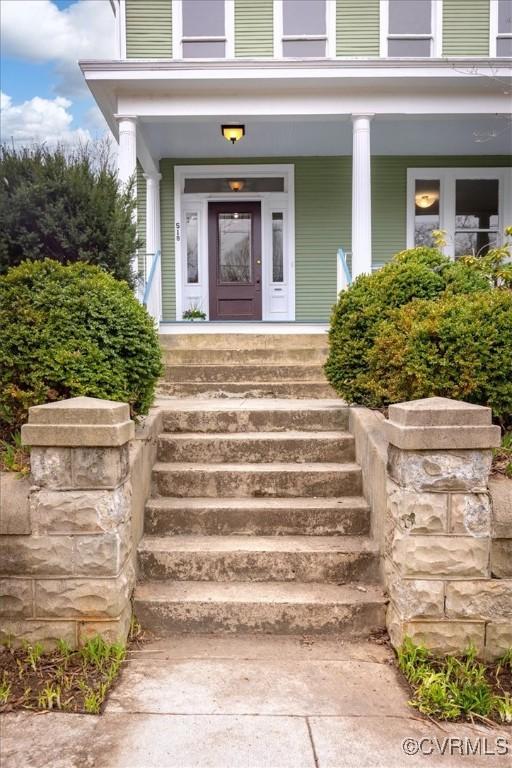property entrance featuring a porch