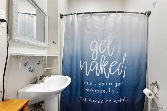 full bathroom featuring a sink and a shower with curtain