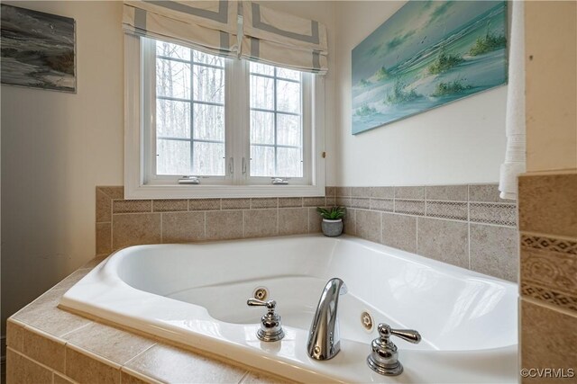 1635 Dorset Meadows Ln, Powhatan, VA 23139 - bathroom featuring a jetted tub